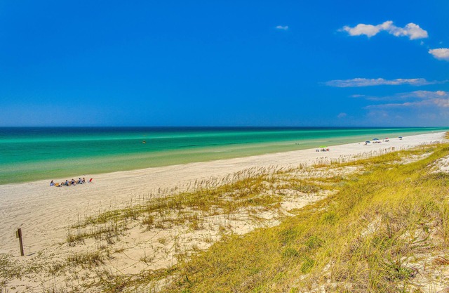 Tranquil getaway with pool & 4 free bikes near beach & golf - snowbird-friendly