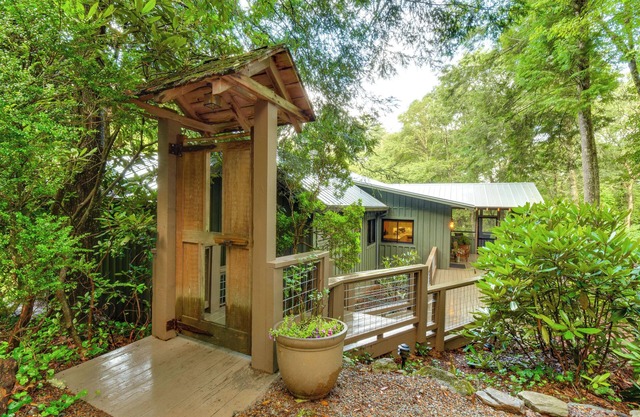 Tranquil Highlands Cottage w/Fire Pit & Stream!