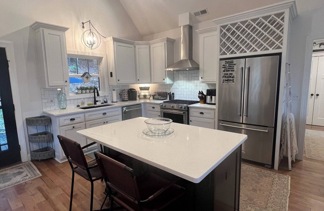 Tranquil Hillside Getaway-Asheville Retreat with 3BR/3BA, 2 Decks. Pet Friendly!