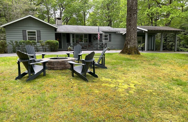 Tranquil Mirror Lake Paradise With Large Screened-in Porch!