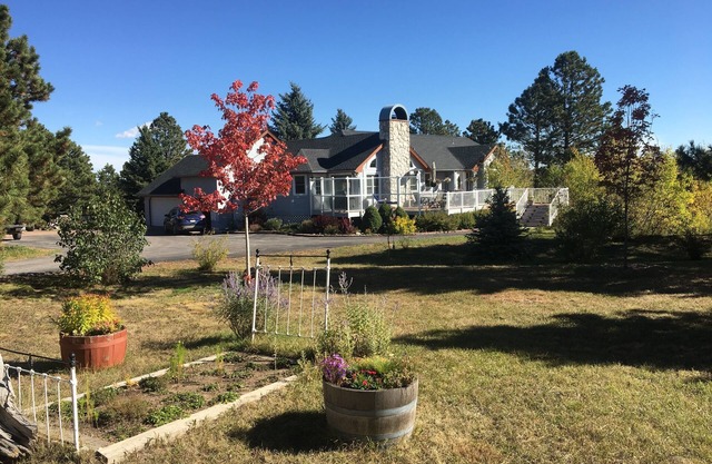 Tranquil Palmer Divide Residence-Sleeps 10 in beds, family friendly, clean.