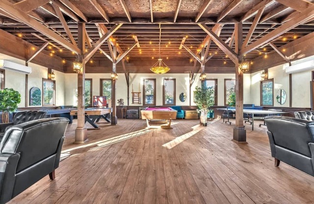 Tranquil Retreat W/hot-tub 10-mins to Downtown!