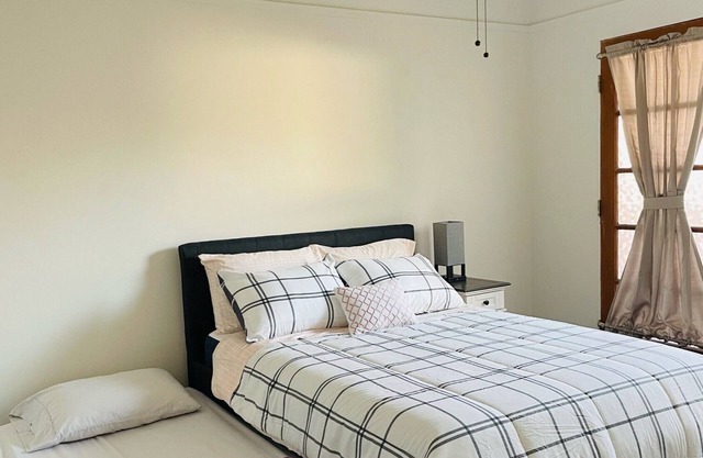 Tranquil Retro Hollywood One Bedroom with Parking