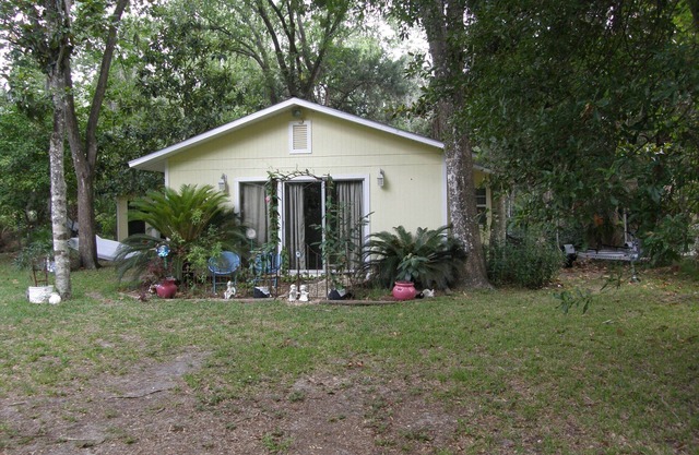 Tranquil Waterfront Cottage. 1 Bedroom, 1 Bathroom. Sleeps 2