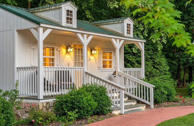 Tranquil Woodland Cottage | Romantic Stay for Two