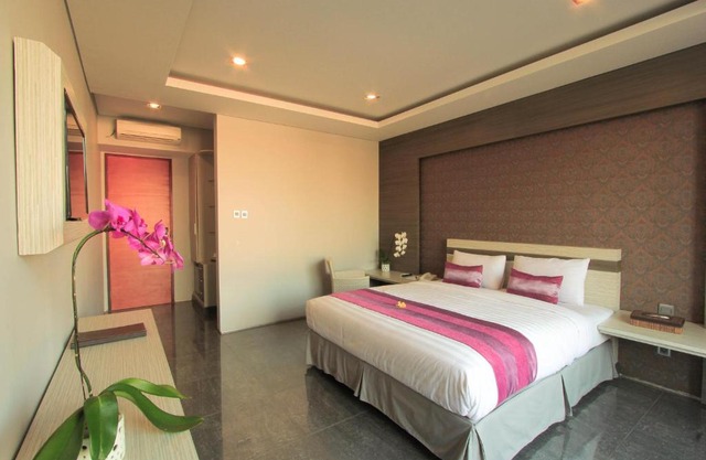 Transera Kamini Legian Hotel