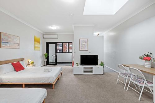 Transit-Friendly Studio - Direct to City & Beach