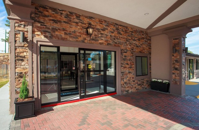 Travelodge by Wyndham Macon West