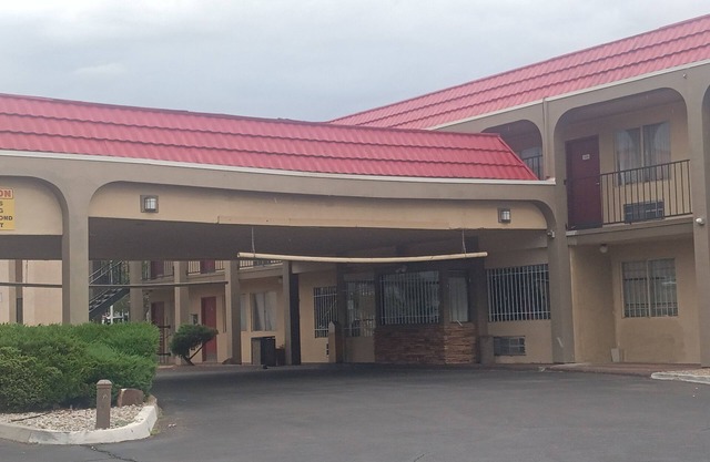 Tree Inn & Suites Albuquerque.