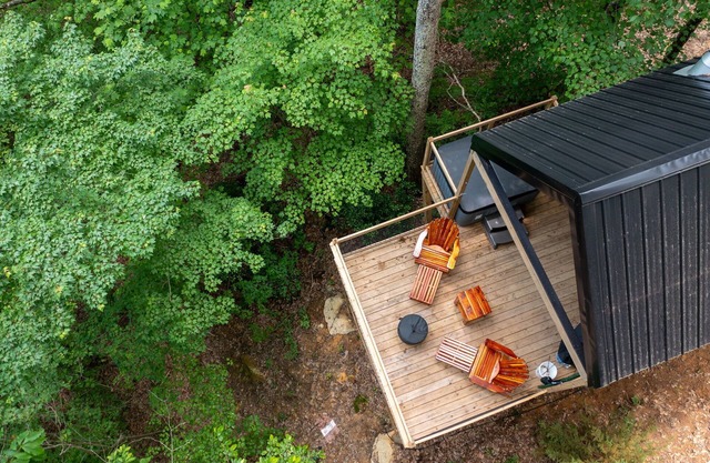 Treehouse Getaway w/Hot Tub & Views!