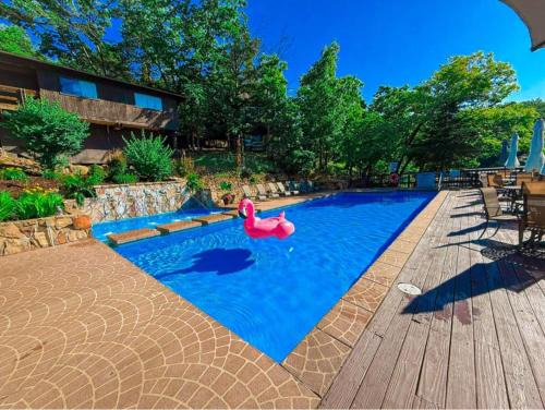 Treehouse Treetop Village-3bed3bapools-8pp