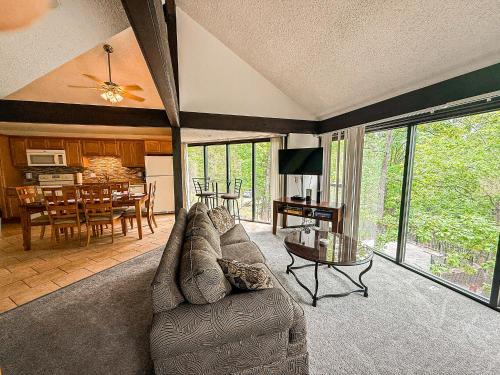 Treetop 3bd3badeckpoolsgrilldock-sleeps 8pp