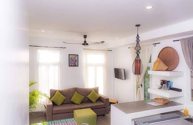 Treetop Bungalows with kitchen in local village with free bikes 2km to Pub St