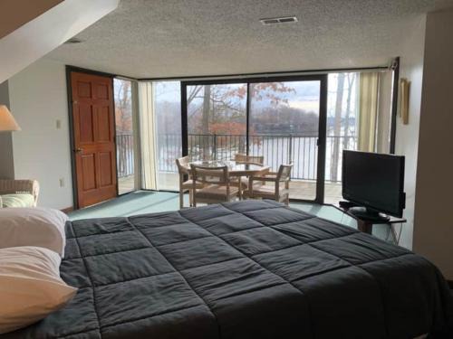 Treetop Village-3bed3bathpoolsdocks6-8pp