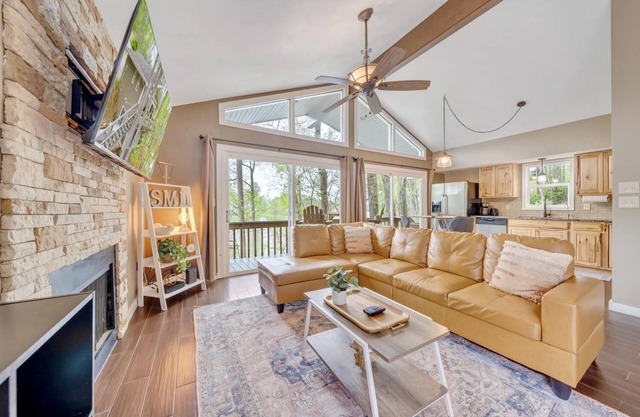 Treetop & Waterfront! Quiet Cove, Hot Tub, Kayaks, Game Room and more