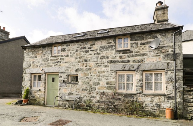 TREFLYS BACH, pet friendly, character holiday cottage in Penmachno
