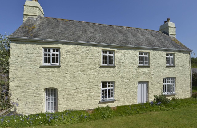 TREGONHAWKE FARMHOUSE, pet friendly, with open fire in Millbrook