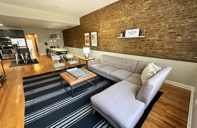 Trendy Wicker Park Loft with Parking