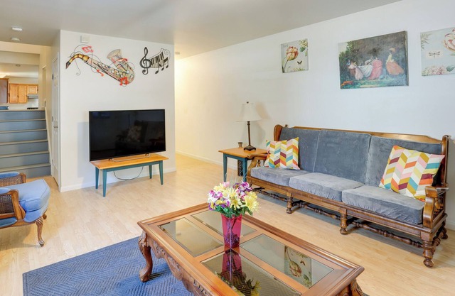Trenton Townhome: 1 Mi to Downtown!