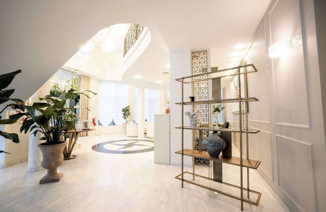 Tresor Le Palais Timisoara, Curio Collection By Hilton