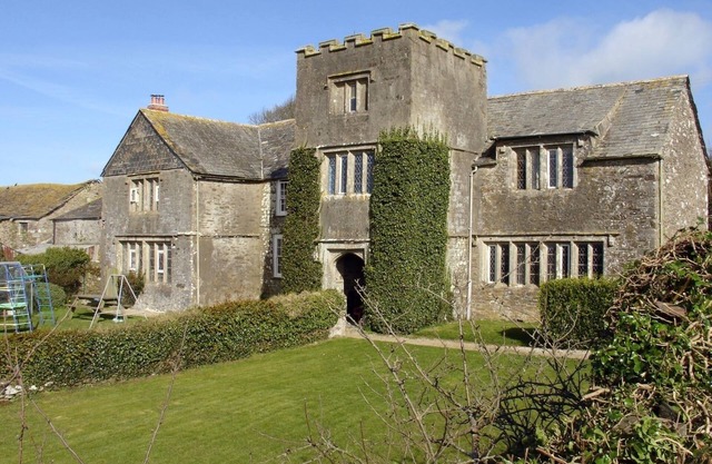 TRESUNGERS COTTAGE, pet friendly, with open fire in St Endellion