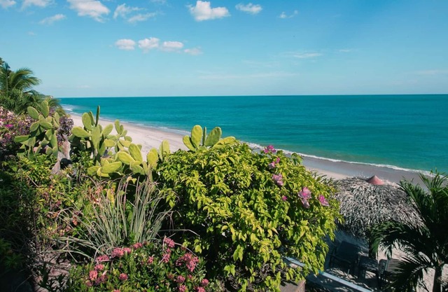 TROPICAL BEACHFRONT SUITE WITH MAGNIFICENT VIEW