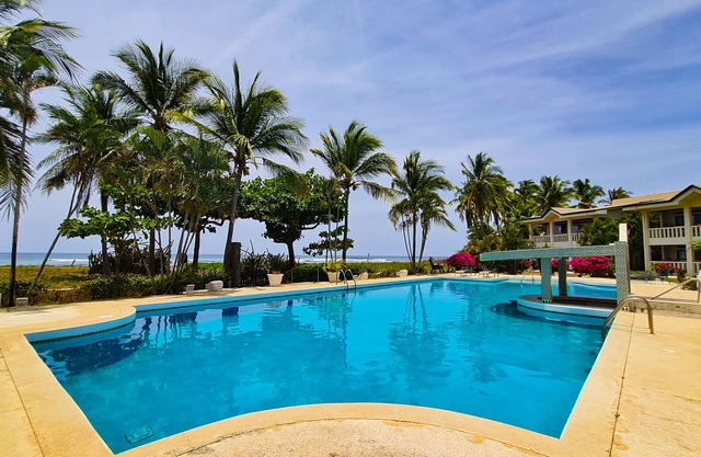 Tropical oceanfront condo in Junquillal, WIFI, washer/dryer, AC, large kitchen.n