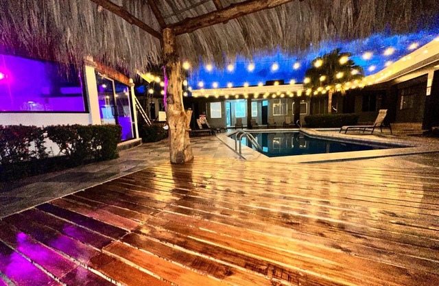 Tropical Paradise 20 Room Private Resort - Close to Cocal Casino