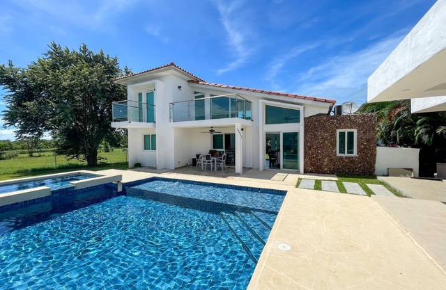 Tropical Retreat Private Pool/Jacuzzi in Gated Community Near Coronado & Beaches