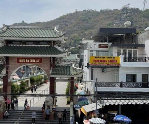 Trung Hiếu Hotel - bên cạnh Miếu Bà Chúa Xứ