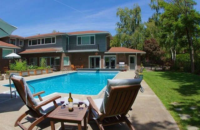 Tucker House: Luxury Suite with Pool, Walk to Parks, Downtown & Whitman College.
