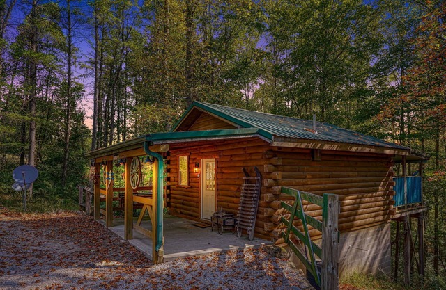 Tumbleweed: Pet friendly + private couples cabin w/hot tub in Hocking Hills