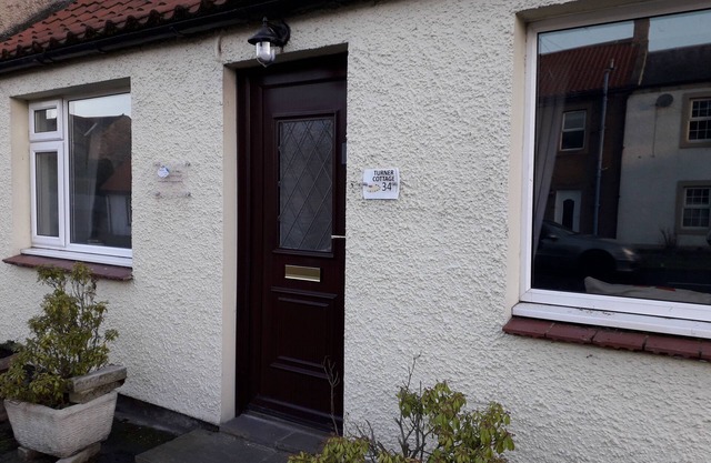 Turner Cottage, Norham - sleeps 2 guests in 1 bedroom