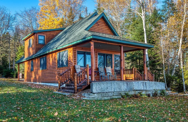 Turner - Nice log cabin with flat lawn to waterfront