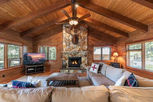 Twin Hollow at Dollar Point by Tahoe Getaways - 5BR w Game Room & Hot Tub