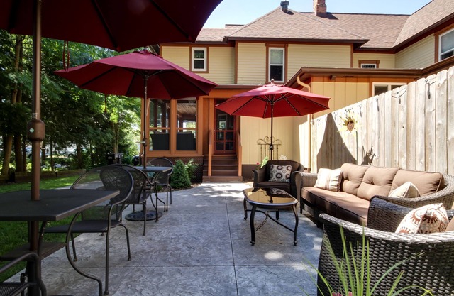 Twin Oaks Inn