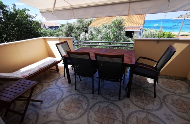 Two bedroom apartment with terrace and sea view Drvenik Mali, Drvenik (A-16787-b)