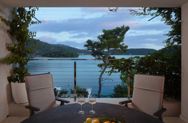 Two bedroom apartment near beach Pasadur, Lastovo (A-24472-b)