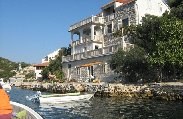 Two bedroom apartment near beach Zaklopatica, Lastovo (A-8346-a)