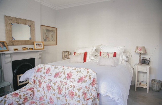 Two bedroom garden flat in Fulham close to transport and shops.