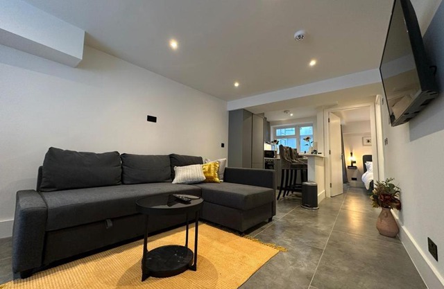 Two Bedroom House In Kilburn