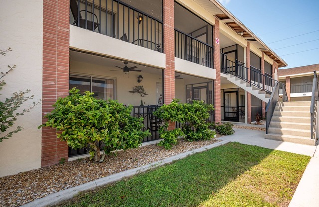 Two bedroom, two bathroom condo less than 10 minutes to Manasota Key.