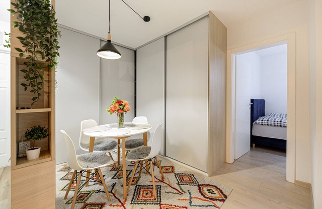 Two bedrooms apartment, 10 min far away from airport