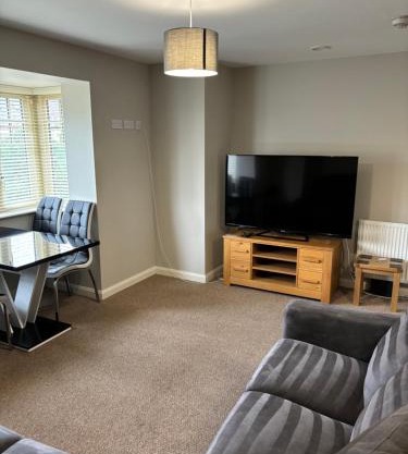 Two Bedrooms Two Bathrooms and Private Parking Rugby