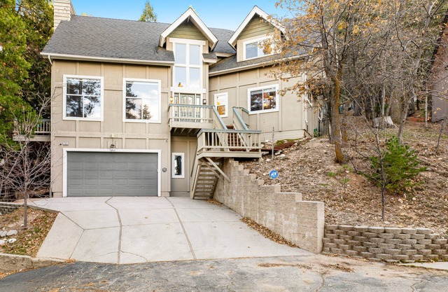 Two-story mountain retreat with two fireplaces & a furnished deck - near golf