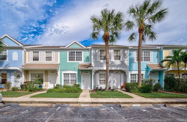 Two Story Unit Townhome, WiFi, Tennis, Stainless Kitchen, Heated Pool, Close to Interstate