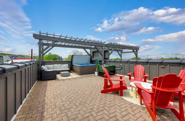 Two Townhomes - Hot Tubs and Rooftop Balconies