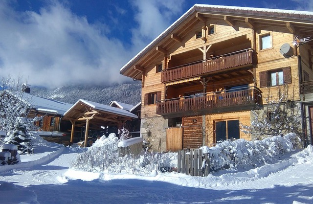 Two-unit chalet with breathtaking views from the south terrace near the village.