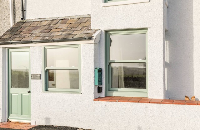 TY AR BEN BRYN, pet friendly, character holiday cottage in Rhosneigr