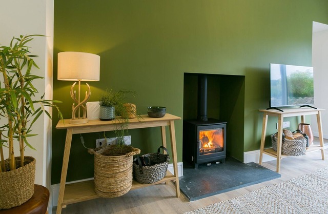 Ty Cadwgan - a cosy fire that sleeps 4 guests in 2 bedrooms